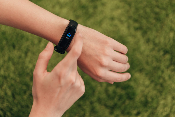 人类手上的智能手表。心跳检查图片下载