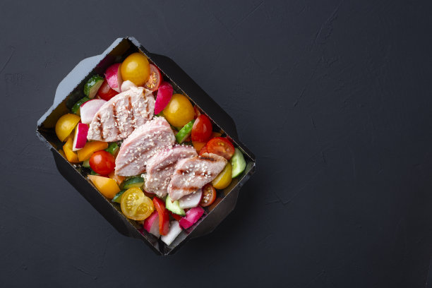 餐饮。午餐盒美味的金枪鱼沙拉图片下载