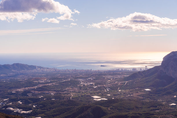 景观以山为背景，以城市为背景图片下载