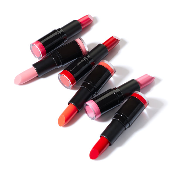 在白色背景上涂上不同颜色的口红图片下载