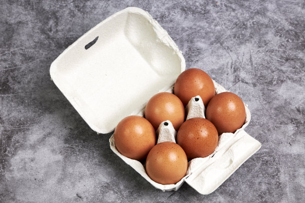 装着半打新鲜棕色鸡蛋的纸盒。健康生态食品图片下载