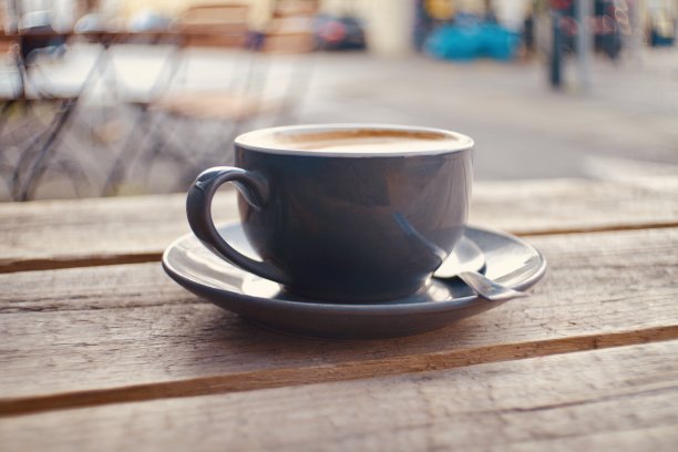 在一张简陋的木桌上喝咖啡图片下载