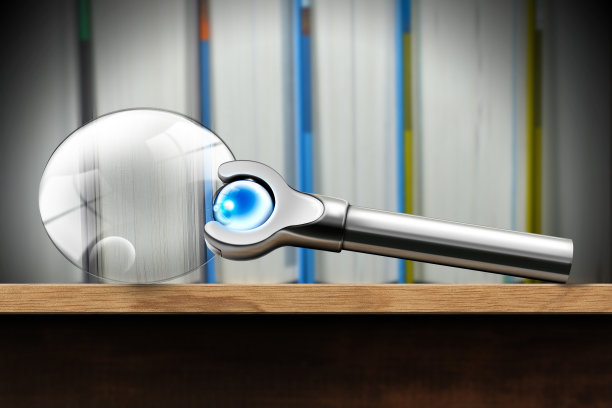 木制书架上的现代放大镜图片下载