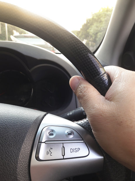 驾驶时转动方向盘，带着温暖的灯光。汽车内饰的细节图片下载