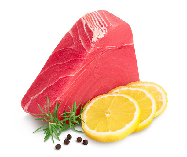 新鲜的金枪鱼鱼片牛排与迷迭香，柠檬和花椒孤立在白色背景与修剪路径和全景深图片下载