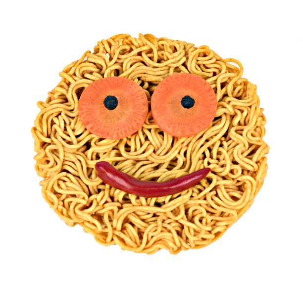 方便面或干面圈着胡萝卜、红辣椒和黑胡椒微笑。图片下载