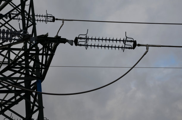 细节高压电线附件与瓷板制成的绝缘体。松线连接和金属套管连接。关闭视图图片下载