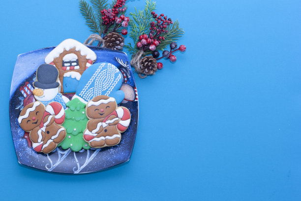 圣诞背景是树枝和一个星星形状的盘子图片下载