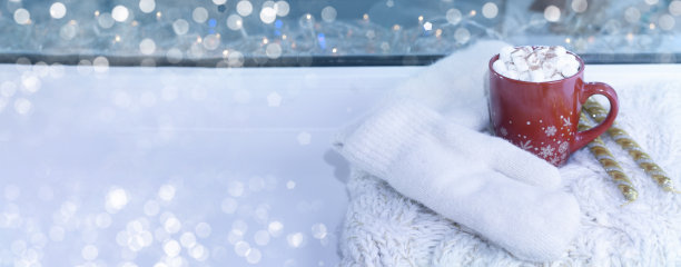 背景是一个红色的圣诞杯子，上面有手套和蜡烛图片下载