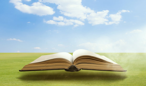 魔法书漂浮在草坪上。图片下载