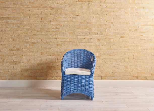 Raw墙红椅子与桌子花长凳拼花地板图片下载