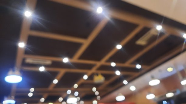 离焦的抽象背景灯光在咖啡馆和餐馆的灯图片下载