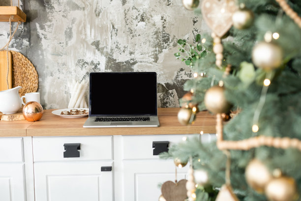 笔记本电脑对圣诞厨房室内设计的正面看法图片下载