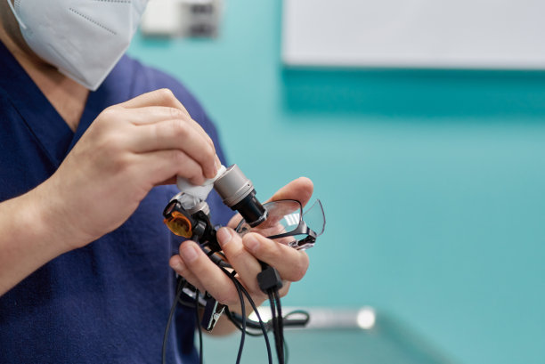 作物验光师测量光学功率的眼镜在诊所图片下载