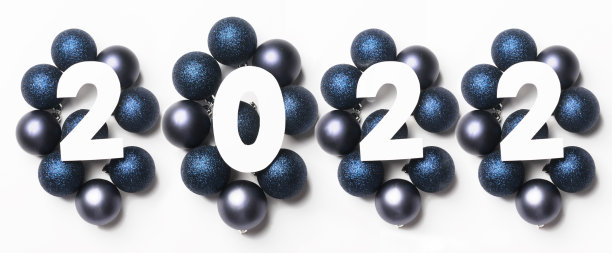 新年2022数字在蓝色假日气球上。白色背景。复制空间，新的2022年进攻概念图片下载