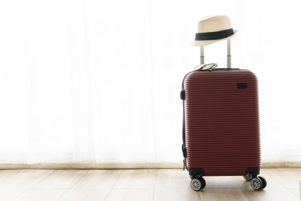 近距离旅行箱，行李或行李与木制桌子背景，旅游和旅游的概念图片下载
