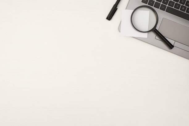 Top view照片的放大镜贴纸笔记纸在笔记本电脑和黑色钢笔在孤立的白色木制桌子的背景与空白的空间图片下载