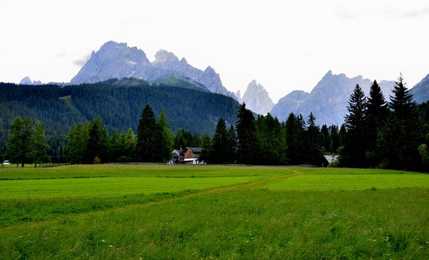 来自摩梭草原的Croda Rossa和Cima Una图片下载