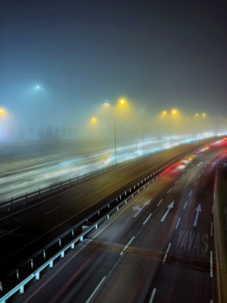 夜间交通高峰期的长时间曝光镜头图片下载