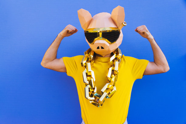 酷男人戴着3d折纸面具图片下载