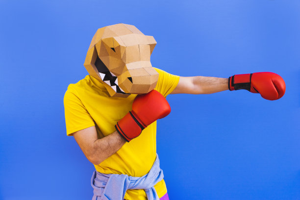 酷男人戴着3d折纸面具图片下载