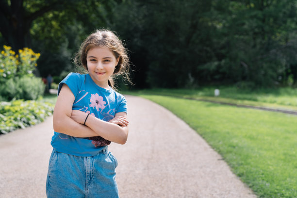 在公园小路上微笑的女孩图片下载