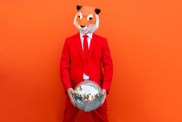 酷男人戴着3d折纸面具图片下载