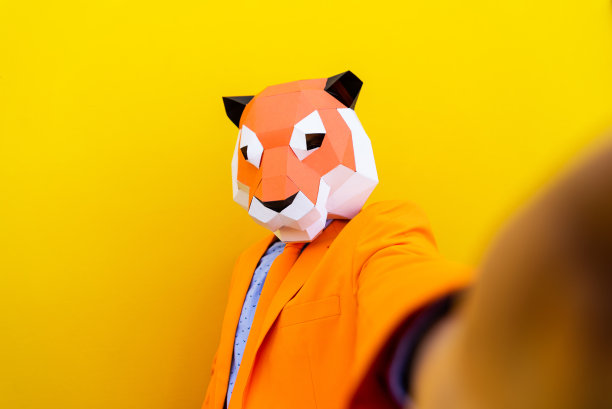 酷男人戴着3d折纸面具图片下载