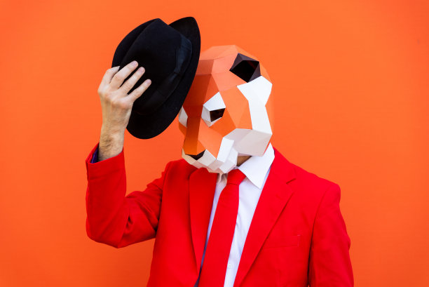 酷男人戴着3d折纸面具图片下载