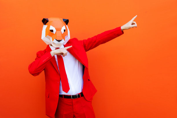 酷男人戴着3d折纸面具图片下载