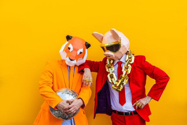 酷男人戴着3d折纸面具图片下载