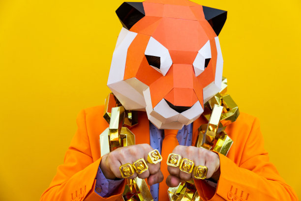 酷男人戴着3d折纸面具图片下载