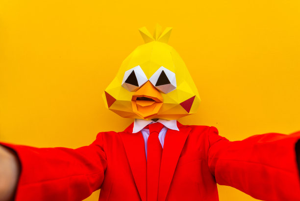 酷男人戴着3d折纸面具图片下载