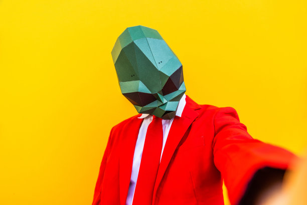 酷男人戴着3d折纸面具图片下载