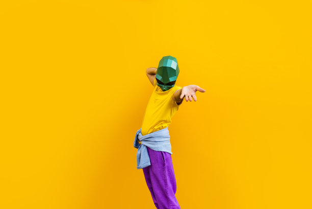 酷男人戴着3d折纸面具图片下载