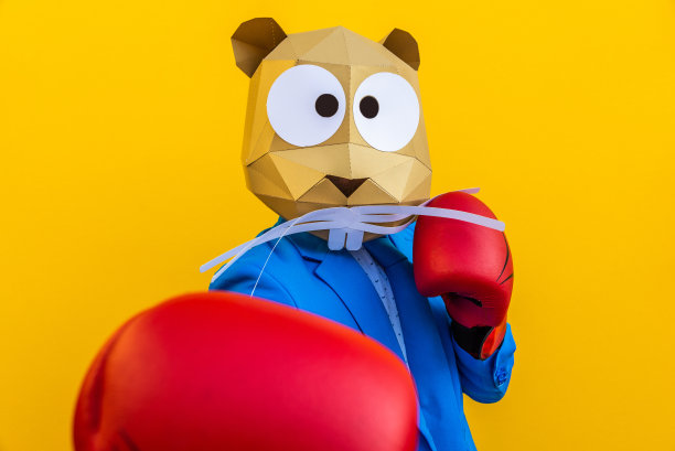 酷男人戴着3d折纸面具图片下载