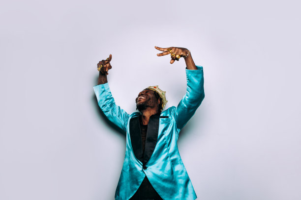 一个嘻哈音乐表演者的肖像图片下载