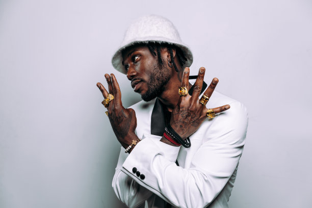 一个嘻哈音乐表演者的肖像。图片下载