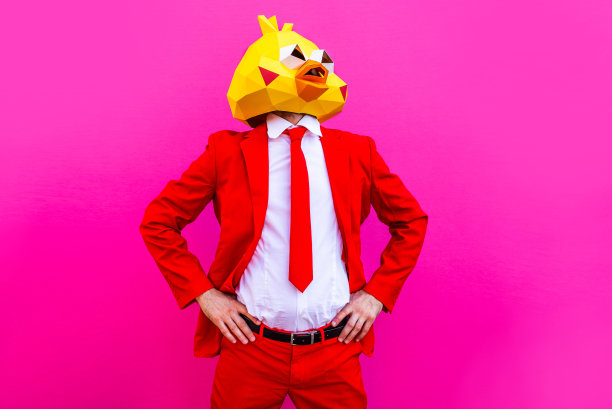 酷男人戴着3d折纸面具图片下载