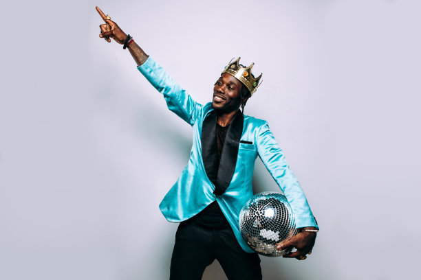 一个嘻哈音乐表演者的肖像图片下载