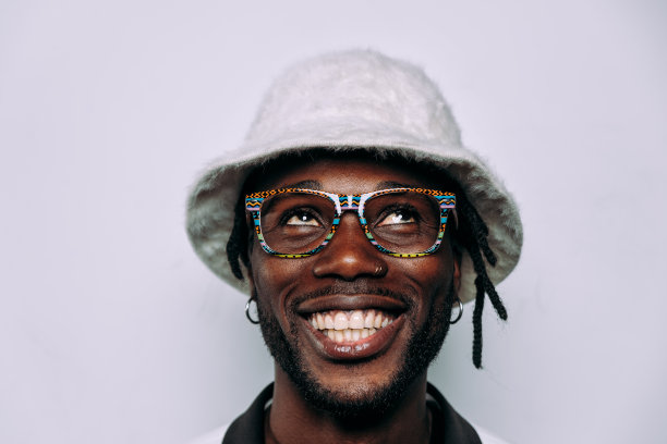 一个嘻哈音乐表演者的肖像。图片下载