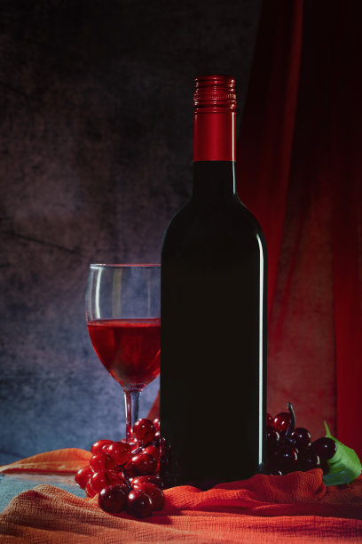 创意红酒酒瓶布置庆祝心情图片下载