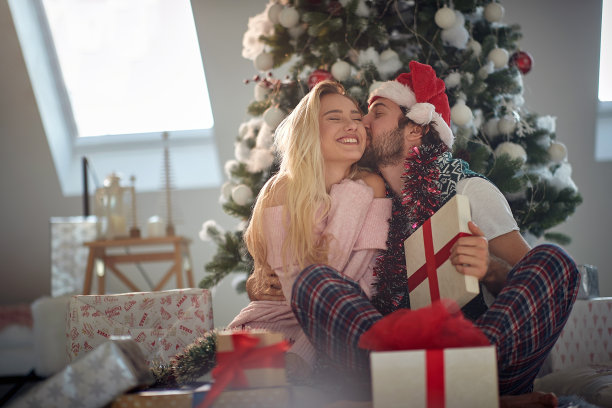 男人和女孩在圣诞时刻亲吻图片下载