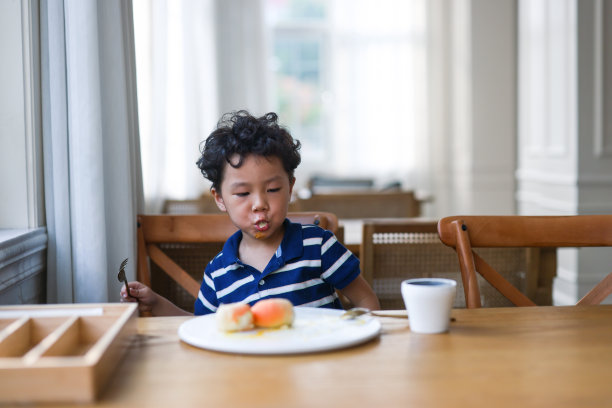 在餐馆吃甜点的小男孩图片下载