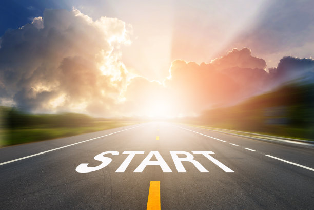 单词START在沥青公路公路上与日落或日出的光沥青公路以上。开始你的生活。概念上的形象。图片下载
