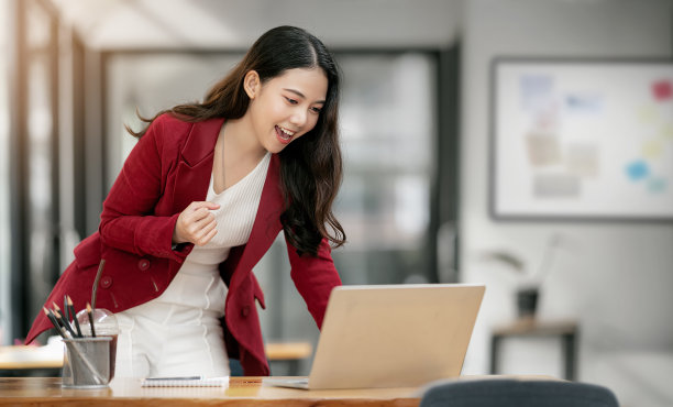 女商人庆祝生意成功的工作。图片下载