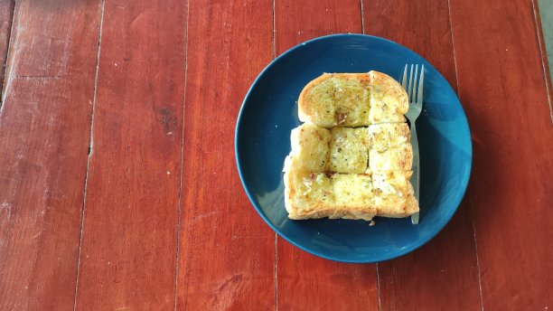 在蓝色盘子里烤面包图片下载