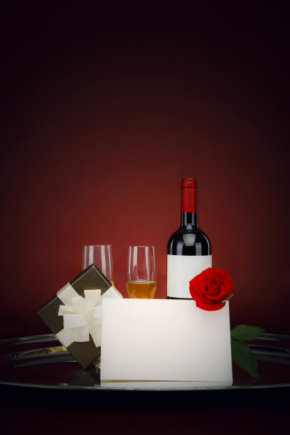 在一个特别的日子里送上一份葡萄酒和礼物图片下载