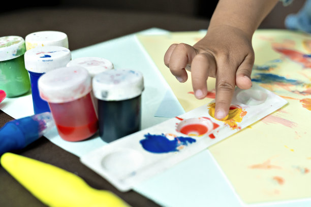 孩子用手指在纸上画画，有绘画的艺术概念图片下载