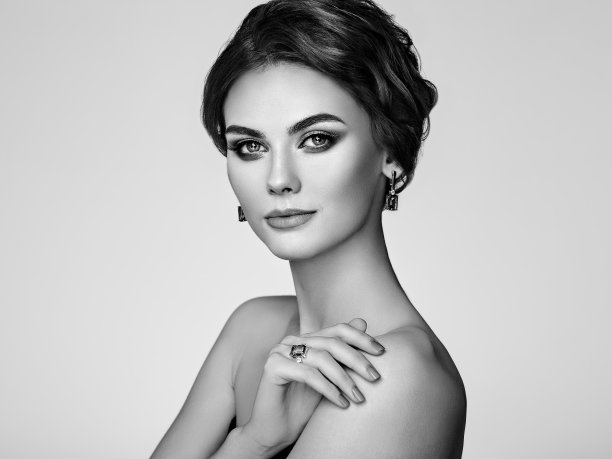 肖像美丽的女人与珠宝图片下载